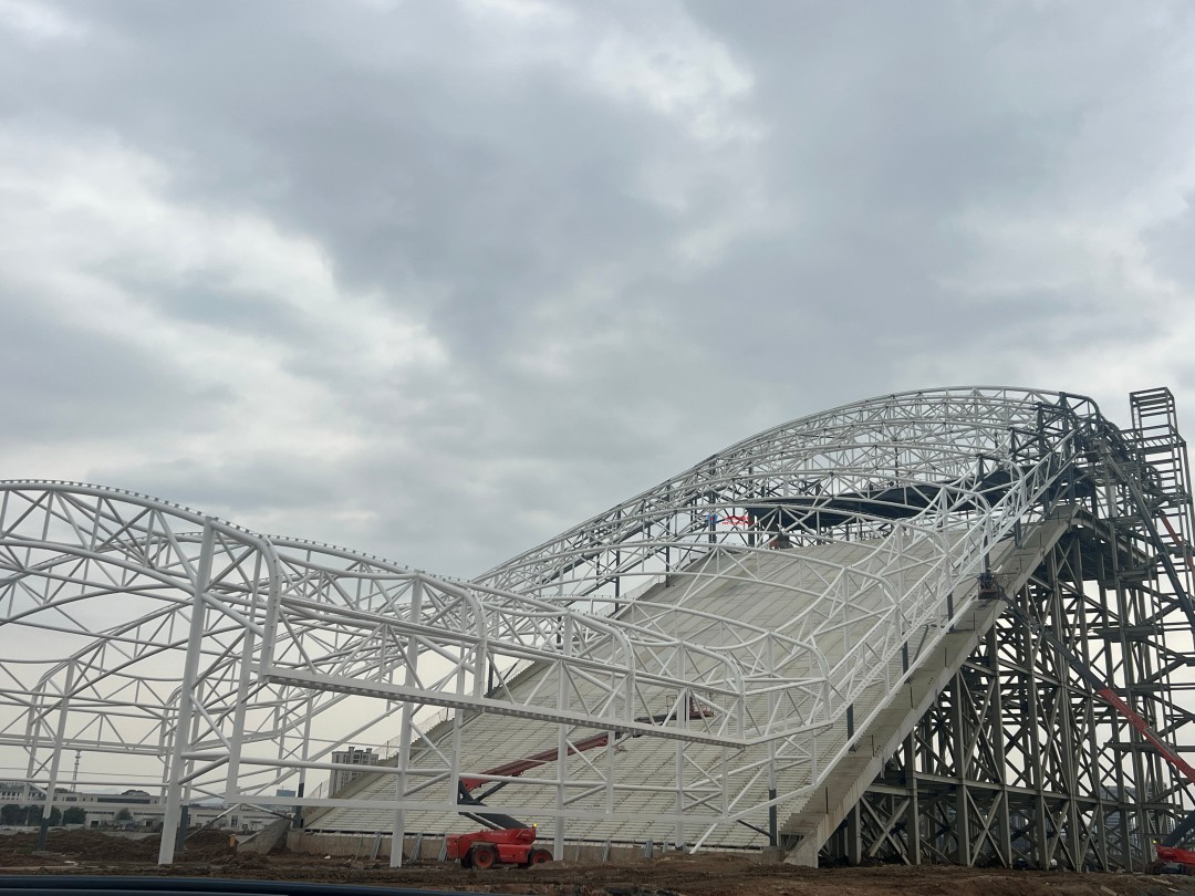 馭風逐沙，織就賽道美學——比亞迪紹興嵊州賽車場干拔沙坡觀景平臺鋼膜結構