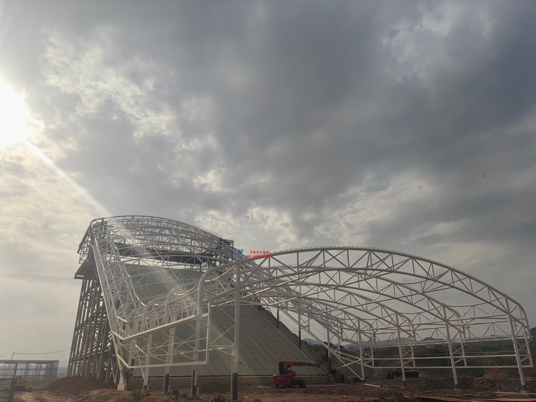 馭風逐沙，織就賽道美學——比亞迪紹興嵊州賽車場干拔沙坡觀景平臺鋼膜結構