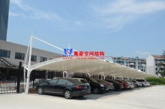 私家車膜結構停車棚造價多少？轎車膜結構車棚一平方價格最新報價