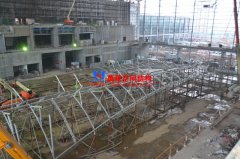 國內最大單體反吊膜結構火熱拼裝、吊裝中